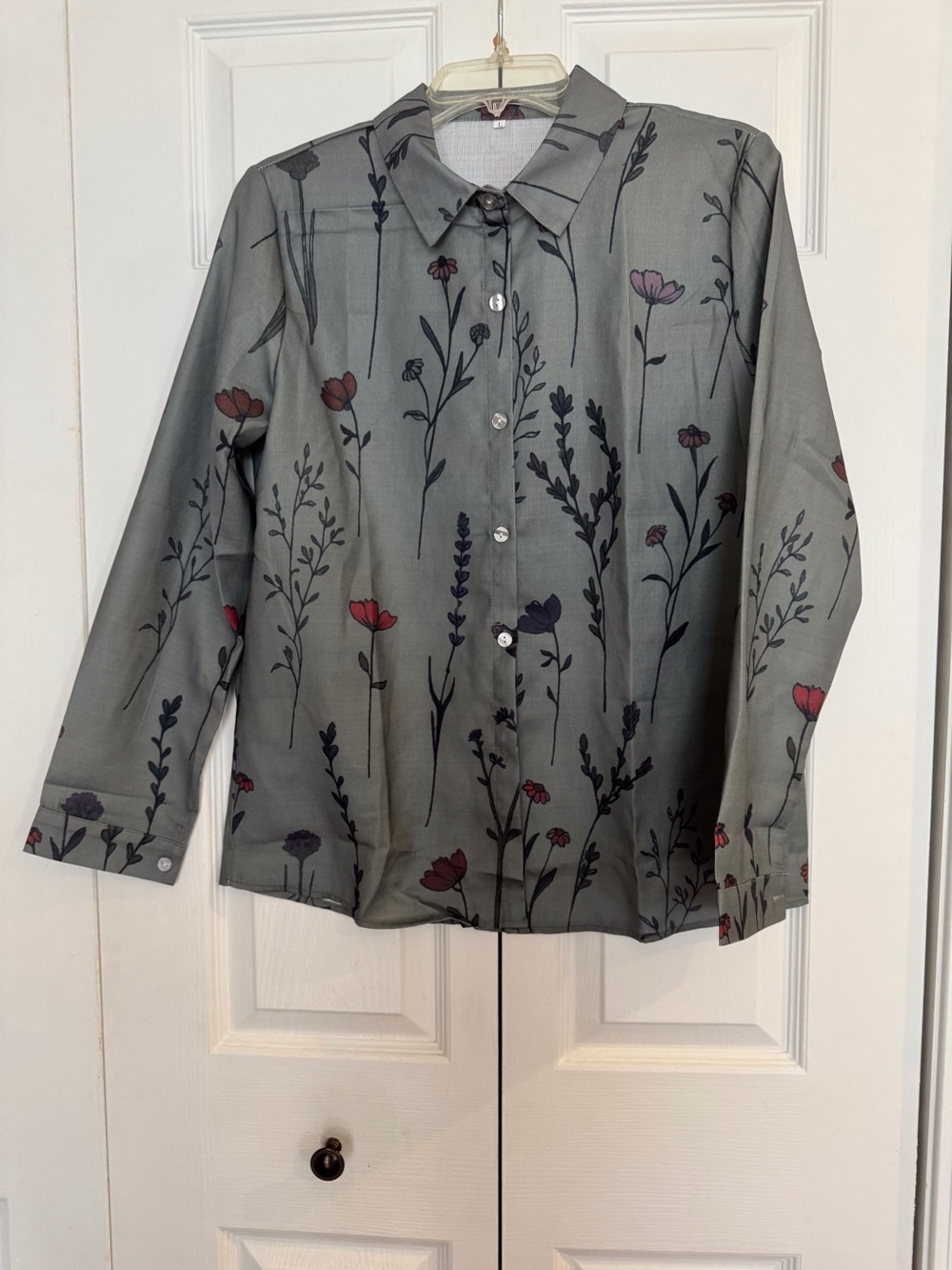 NWOT sage green floral button down blouse, size Large